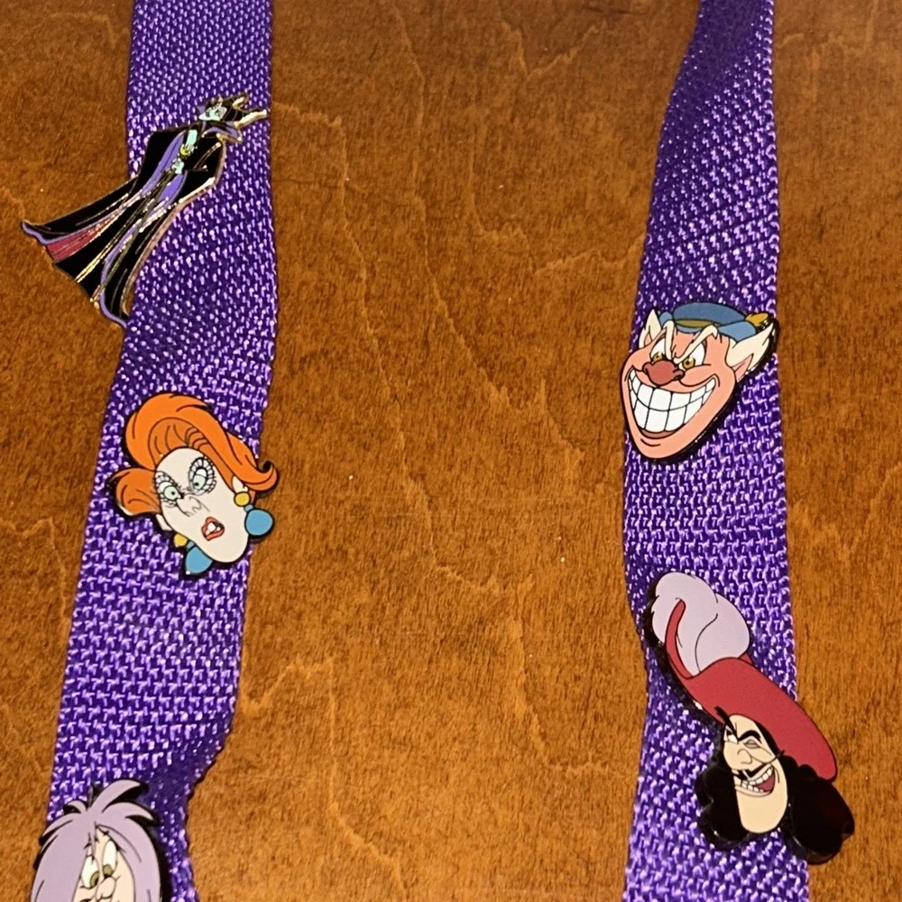 DISNEY CATALOG-VILLAINS‎ LANYARD PIN SET Of 9 PINS + LANYARD F1